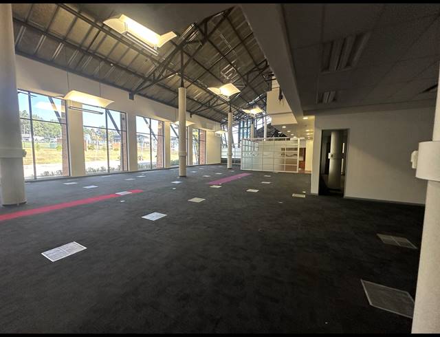 3,888M² OFFICE FOR SALE IN LONGMEADOW